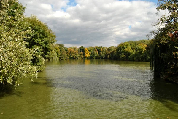 Nehir parkı doğası Sonbahar bulutları