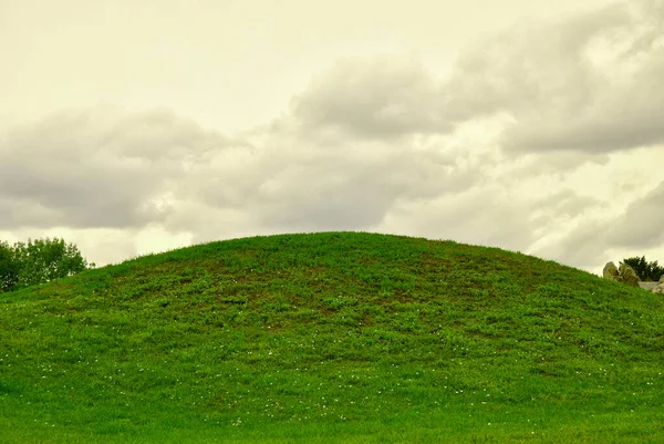 Spring Hill Green Grass Sky — Stock Photo, Image