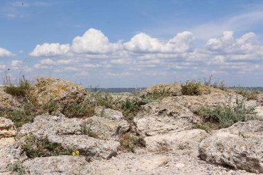Beyaz bulutlar mavi gökyüzünde Belgorod-Dinyester taşları üzerinde
