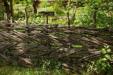 Ağaç dallarından yapılmış çitler.