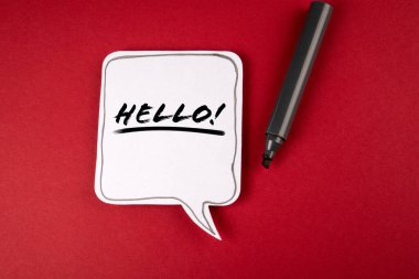 Hoş geldiniz. Kırmızı arkaplanda konuşma balonu ve siyah işaret