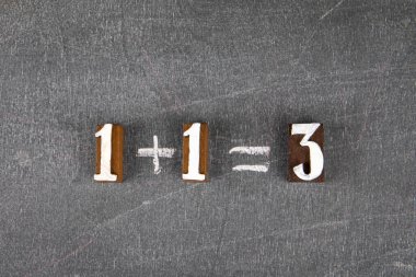 İş sinerjisi konsepti. Siyah tebeşir tahtası arkaplanı