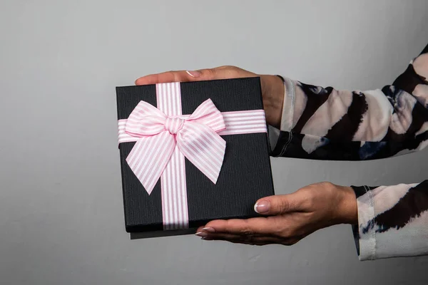 Zabalená dárková krabice v ženských rukou. Vánoce, Nový rok, Narozeniny nebo Valentýna koncept — Stock fotografie