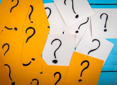 Soru işaretli yapışkan notlar. Bilgi ve araştırma.