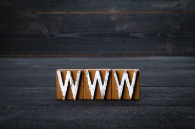 Web sitesi, Sosyal Medya ve Dijital Pazarlama kavramı. Koyu ahşap arka planda beyaz tahta harfler.
