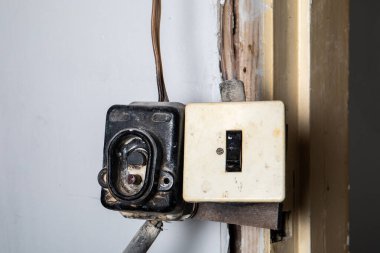 Eski güvensiz ve tehlikeli elektrik düğmeleri. Ev, sanayi binası ve tamirat