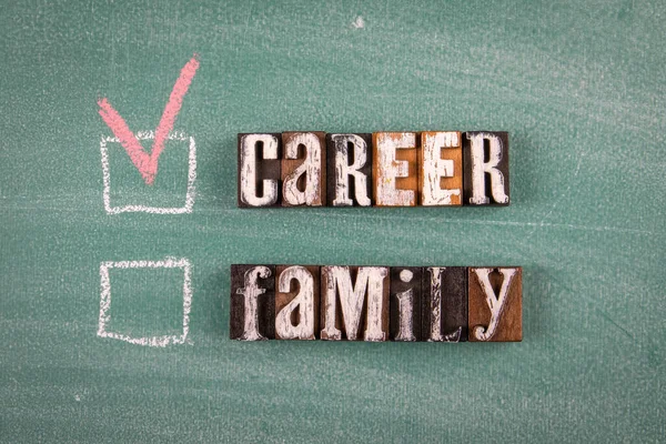 Karrier és család koncepció. Szöveg egy zöld krétával táblán — Stock Fotó