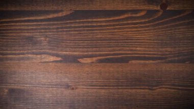 Kahverengi ahşap arka planda Rus bayrağı