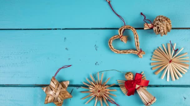 Traditionell julgran dekoration på en blå trä bakgrund. Kopiera utrymme — Stockvideo