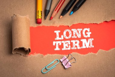 Uzun dönem konsepti. Yırtık karton ve renkli kalemler.