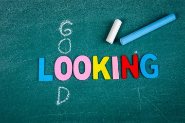 İyi ve Görünüş konsepti. Tahtadaki renkli harfler ve tebeşir parçaları.