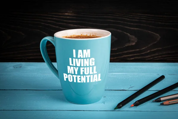 Я живу своїм повним потенціалом. Блакитна чашка кави — стокове фото