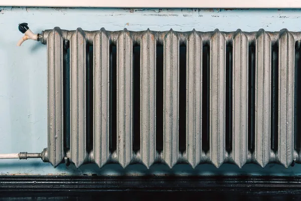 Θερμαντικά σώματα από χυτοσίδηρο. Διαμέρισμα ή θέρμανση σπιτιού. Παλιό εσωτερικό — Φωτογραφία Αρχείου