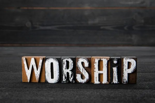 Λατρεία. Ξύλινα γράμματα αλφαβήτου σε σκούρο φόντο — Φωτογραφία Αρχείου