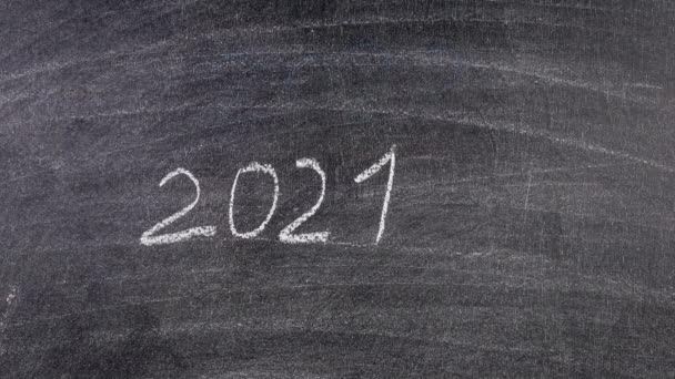 Mudanças de 2021 para 2022. Escrito com giz branco em um fundo de quadro-negro — Vídeo de Stock