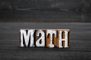 Matematik. Eğitim, beceri, bilim ve fizik konsepti. Tahta bir arka planda söylenti