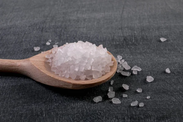 Sal granular blanca pura en una cuchara de madera —  Fotos de Stock