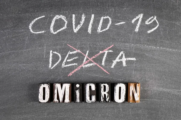 Covid-19 Deltaと新しいOmicron 。黒チョークボード — ストック写真