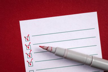 Kontrol Listesi. Yapışkan not ve kırmızı kalem.