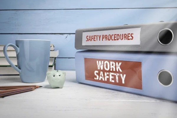 作業安全と安全手順の概念.木製のテーブルとオフィス用品 — ストック写真