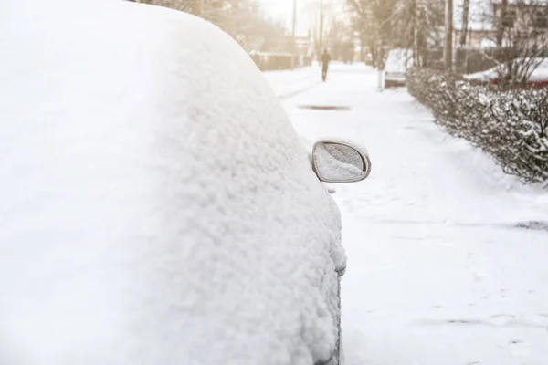 Zimowy dzień. Śnieżny samochód i droga. Zimno i ślisko — Zdjęcie stockowe