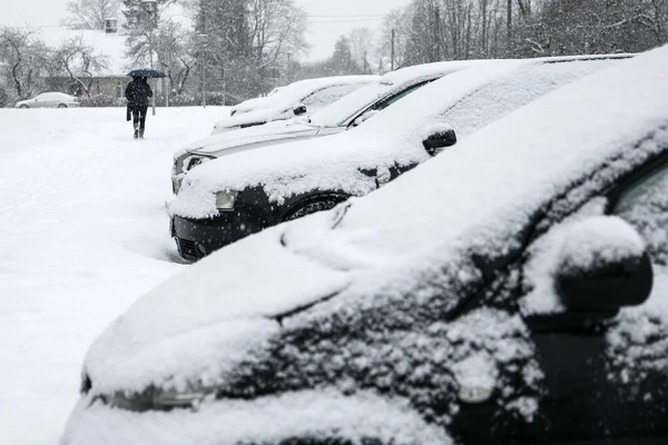 Śnieżne samochody na parkingu i chodniku pokryte śniegiem — Zdjęcie stockowe