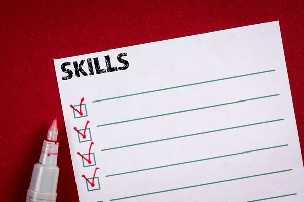 Lista de verificación de habilidades. Nota hoja y pluma roja en la mesa — Foto de Stock