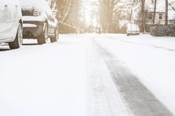 City street on a winter day. snowy and slippery — Stock Photo, Image