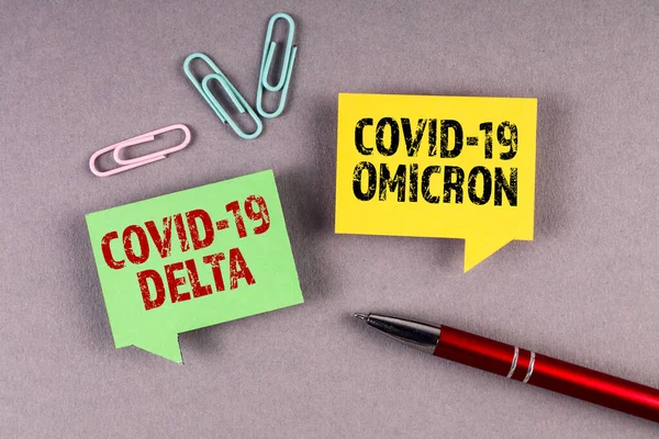 Covid-19 Delta i Omicron. Żółta i zielona bańka na szarym tle — Zdjęcie stockowe