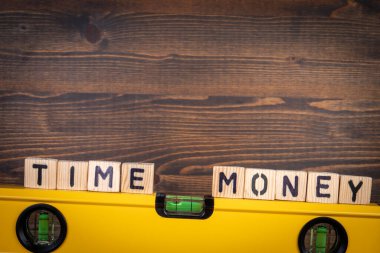 Zaman ve para dengesi kavramı. Ahşap bir arka planda ruh seviyesi