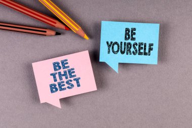 Başarı konsepti. Gri arkaplanda konuşma baloncukları