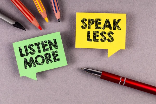 Habla menos Escucha más. Dos burbujas de habla sobre un fondo gris —  Fotos de Stock
