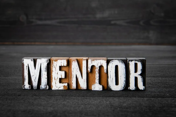 Akıl hocası. Tavsiye, ilham, motivasyon ve bilgi kavramı. Koyu ahşap arkaplanda metin