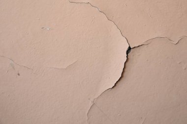 Boya çatlamış. Tarihi bina, yenileme ve onarım çalışmaları