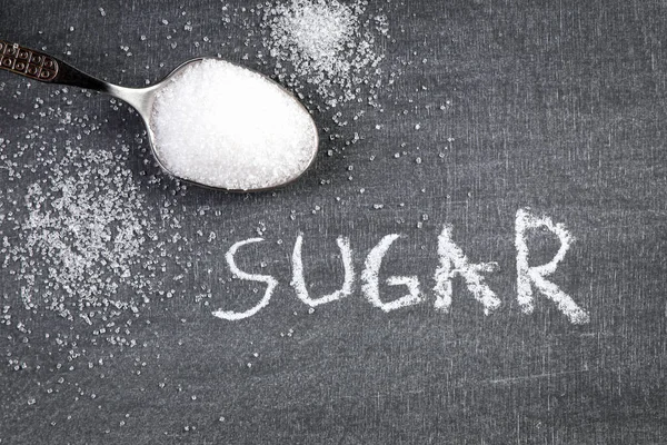 Azúcar. Dibujo de tiza. cucharadita con azúcar blanco en una pizarra —  Fotos de Stock