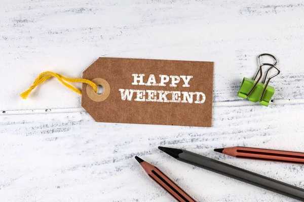 Щасливі вихідні. Ціна картону тег і олівці на білому дерев'яному фоні — стокове фото