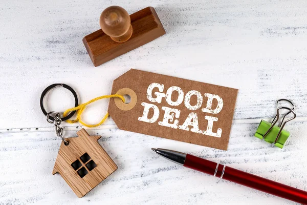 Good Deal. Cardboard price tag on a white wooden table — Stockfoto