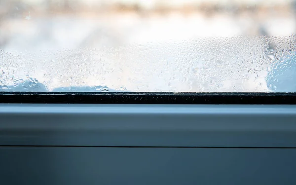 Condensate on the window. Energy efficiency and costs. Water drops, ice and heating season — Foto Stock