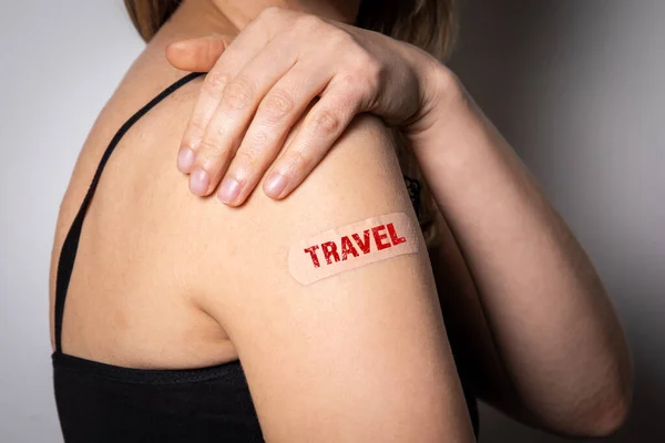 Travel. Woman shows the shoulder where vaccinated. Medical patch applied to the skin — Foto de Stock