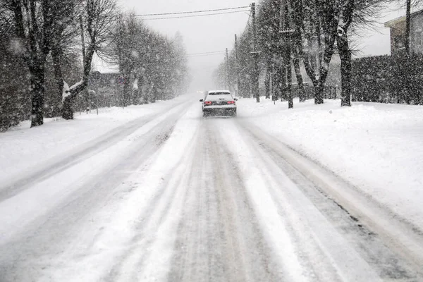 Ντάστυ και χιονισμένο δρόμο στην πόλη. Χιόνωση — Φωτογραφία Αρχείου