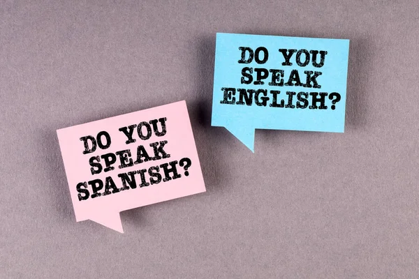 Učte se a mluvte anglicky a španělsky. Dvě hlasové bubliny na šedém pozadí — Stock fotografie
