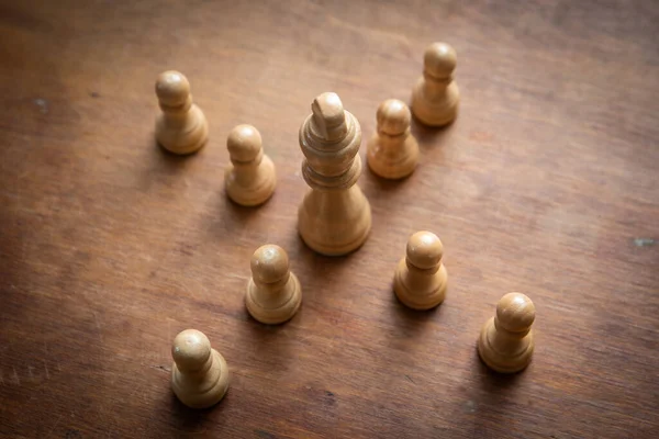 ボスとリーダーのコンセプト。ソーシャルメディアの概念に従うことです。木製の背景にチェスの駒 — ストック写真