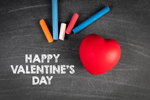 Fijne Valentijnsdag. Rode rubberen hart op een krijtbord — Stockfoto