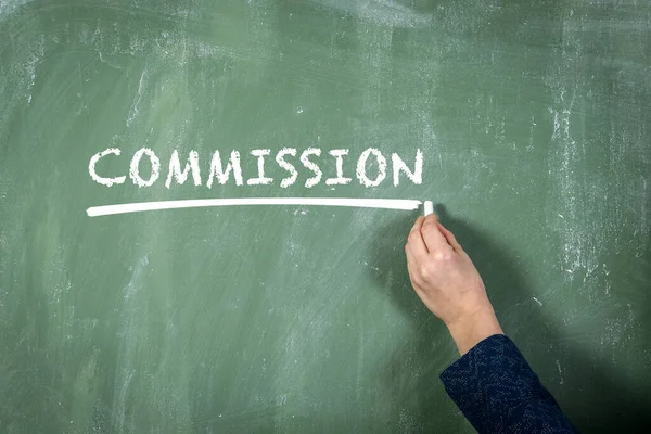 Επιτροπή. Επιχειρηματίας γράφει κείμενο με κιμωλία σε ένα πράσινο πίνακα — Φωτογραφία Αρχείου