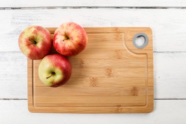 Bambu kesme tahtasındaki elmalar. Sağlıklı ve doğal ürün