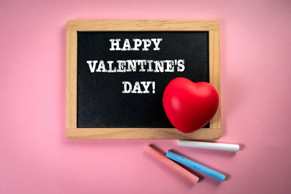 Fijne Valentijnsdag. Krijtbord met tekst en rood rubberen hart — Stockfoto