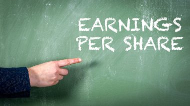 Paylaşım başına kazanç. Kadınlar bir metni işaret ediyor. Yeşil tebeşir tahtası arka planı