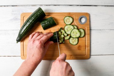 Salatalığı parçalara ayır. Taze yiyecek ve vitaminler.