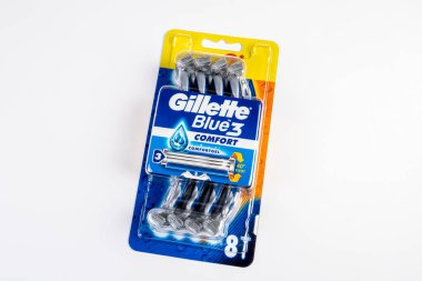 Paketin içinde beyaz arkaplanda Gillette Blue 3 tıraş bıçağı var.