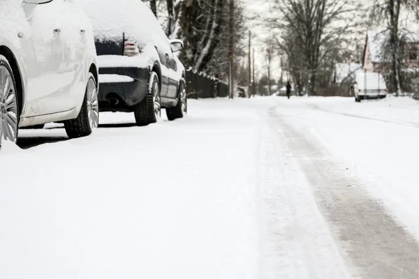 Rua da cidade no inverno. Carros, pedestres e casas — Fotografia de Stock